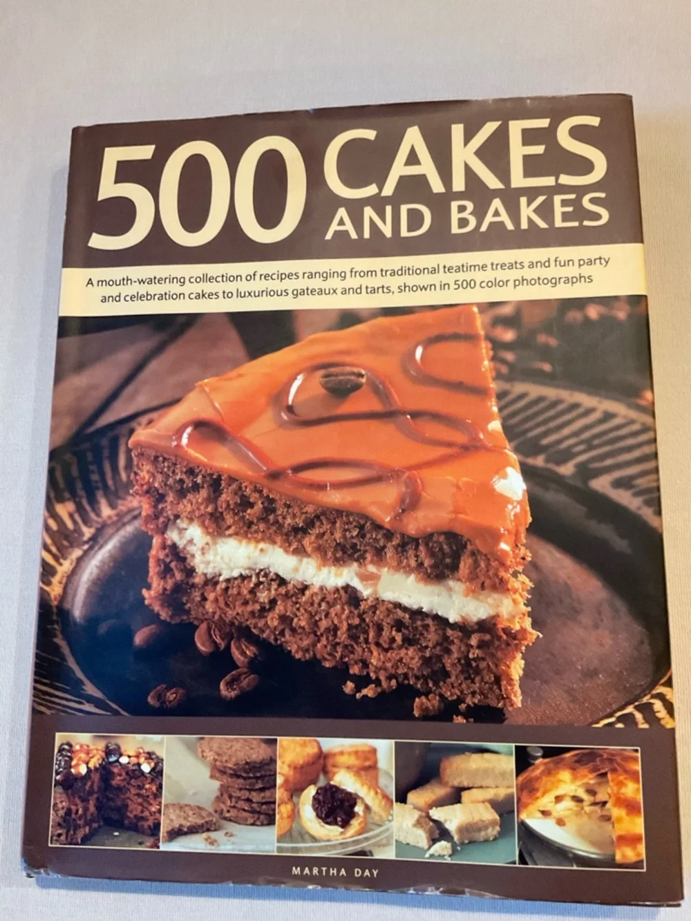 500 Cakes and Bakes Cookbook